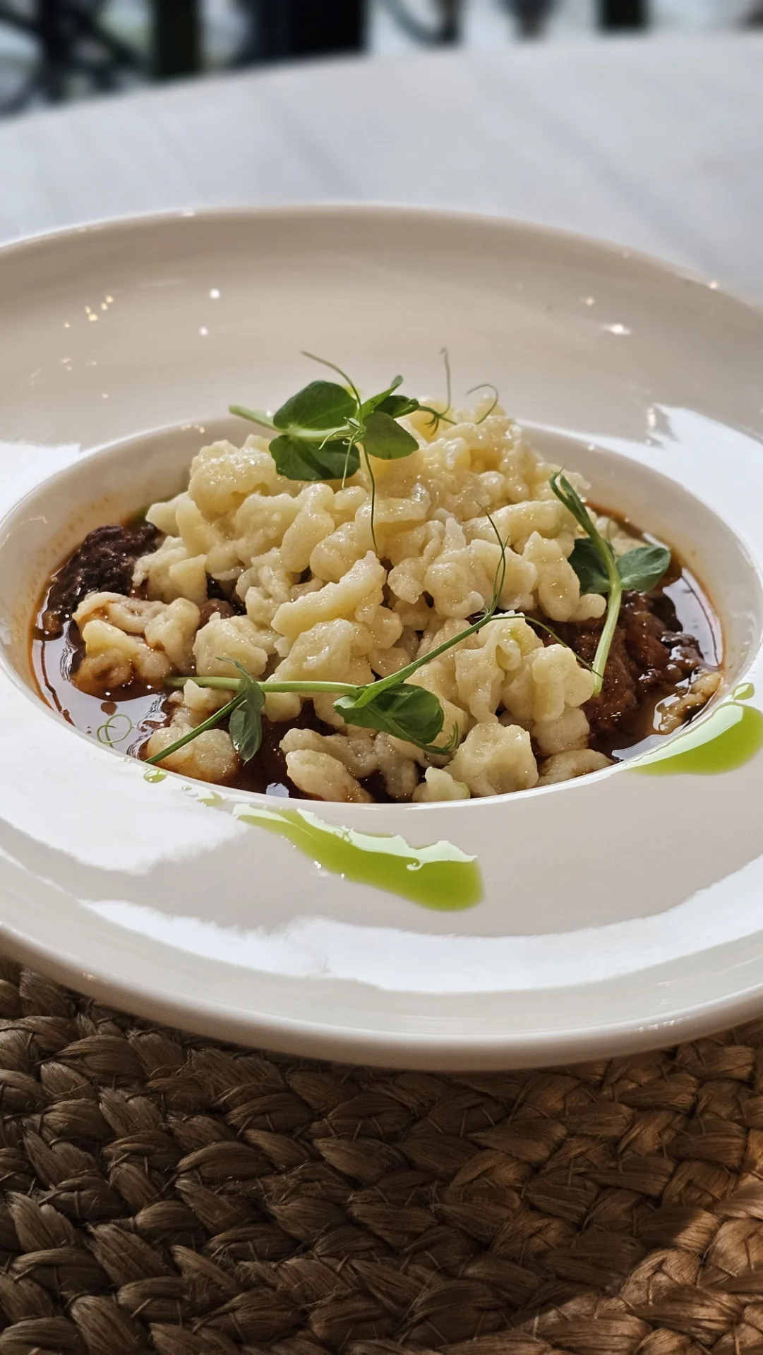 Farfurie cu nokedli și tocană, servită la Green Bistro Vatra