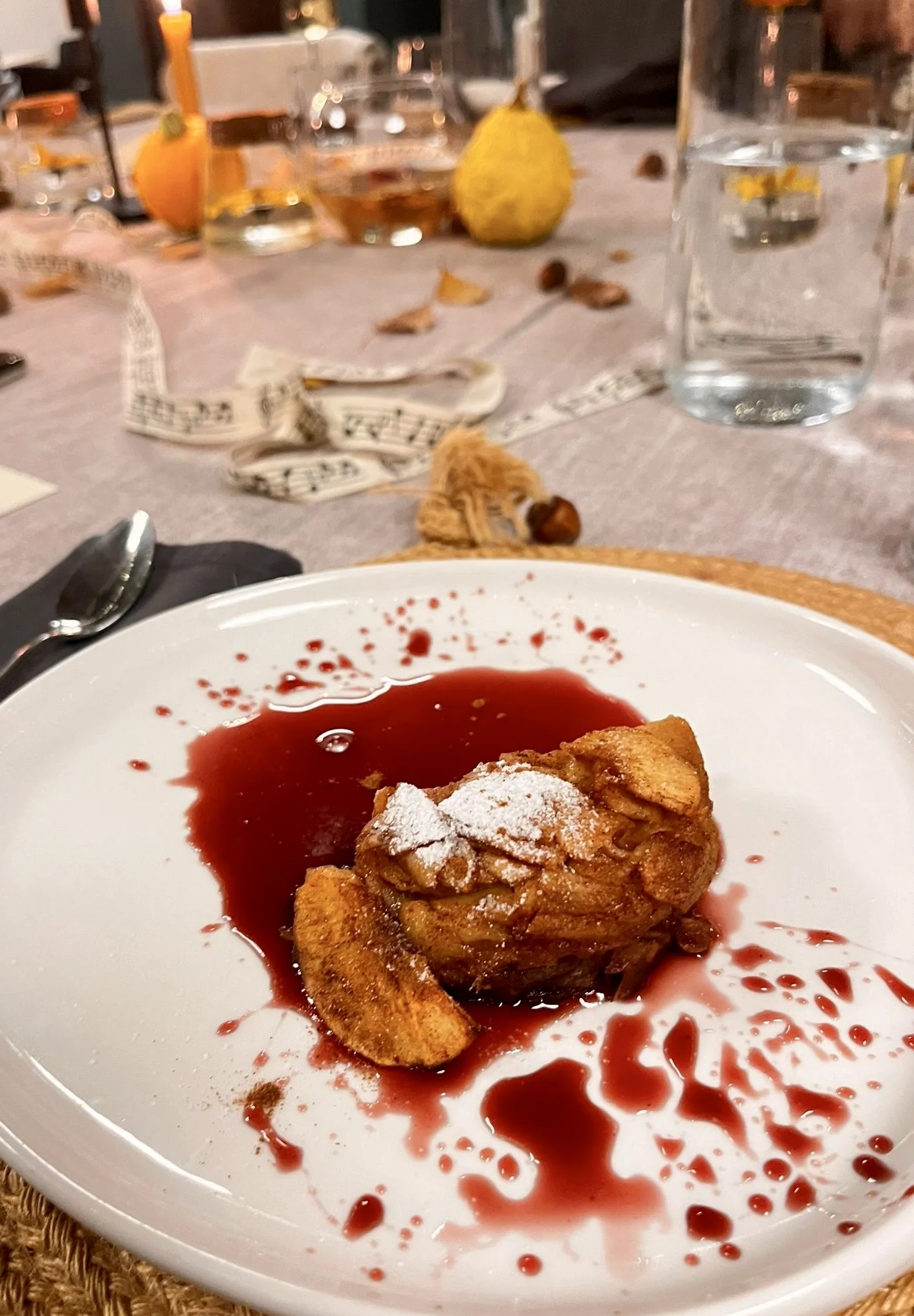 Desert cu mere și sos de fructe de pădure, servit la Green Bistro Vatra
