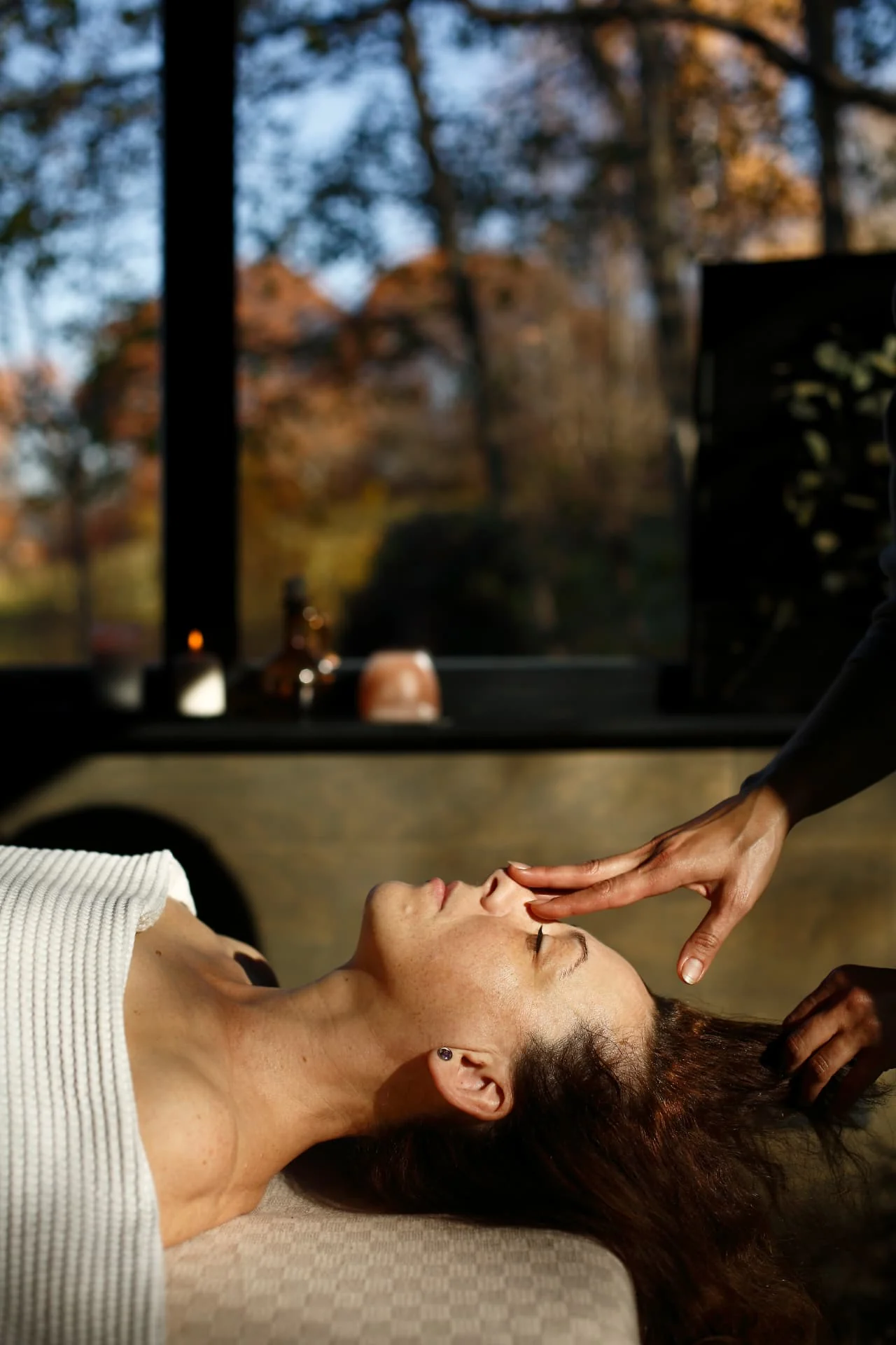 Masaj facial relaxant în bungalou, cu vedere spre pădurea de toamnă