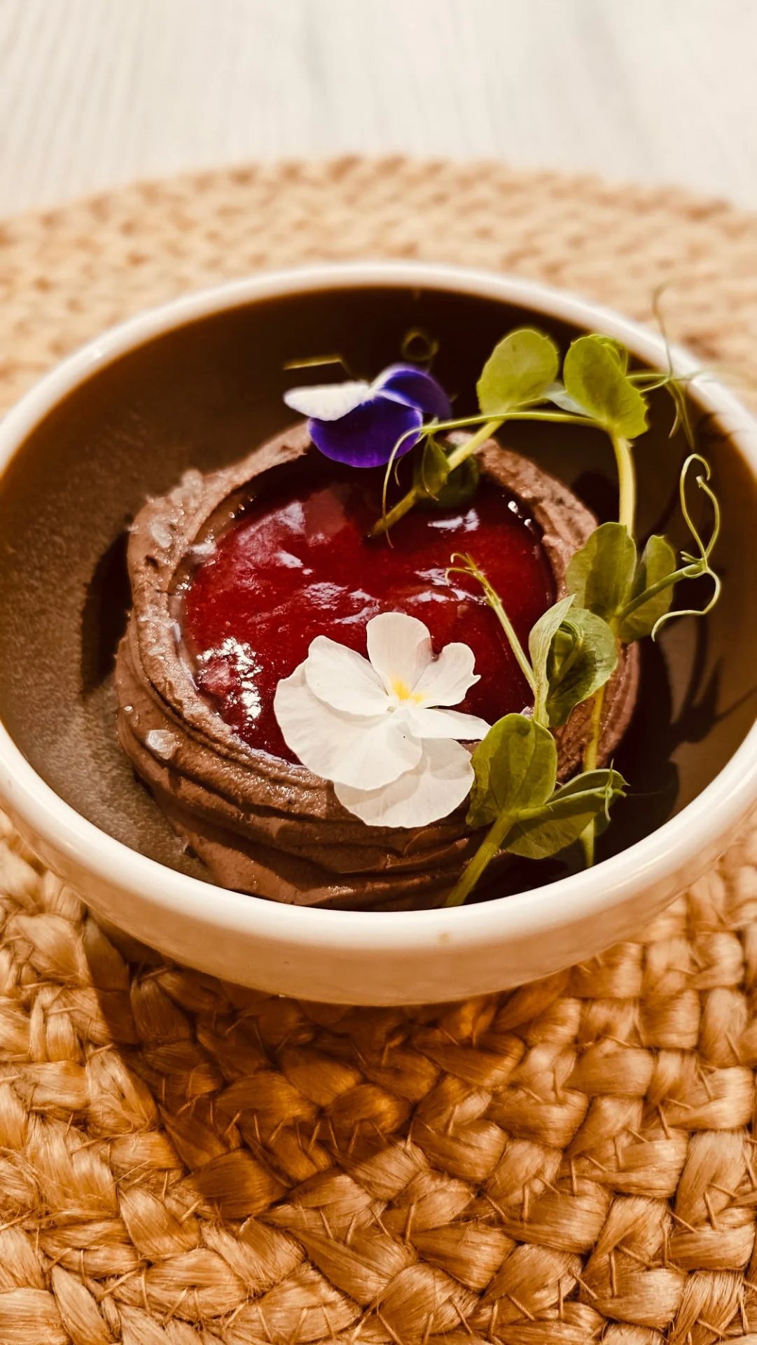 Tartă de ciocolată cu sos de fructe de pădure, desert la Green Bistro Vatra